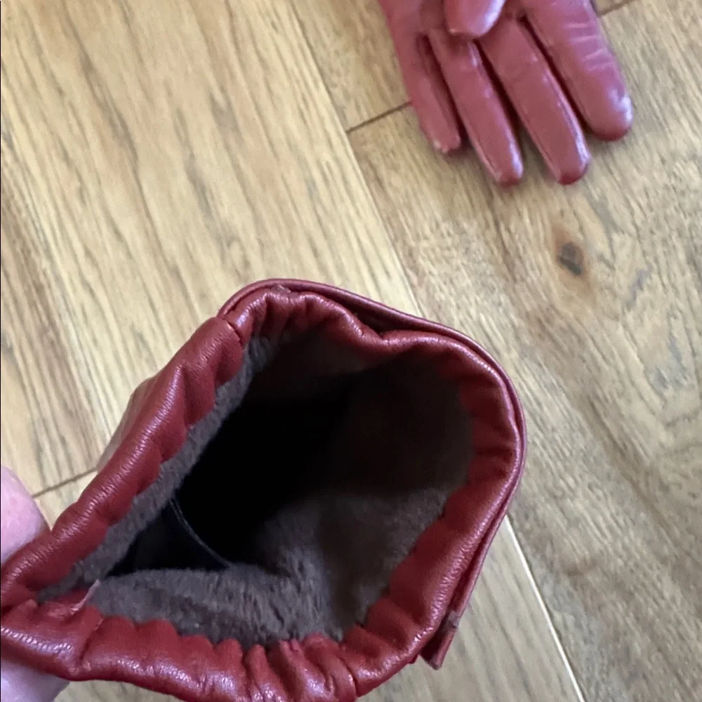 😊Women's Leather Dress Gloves in Deep Red detailed with covered buttons.